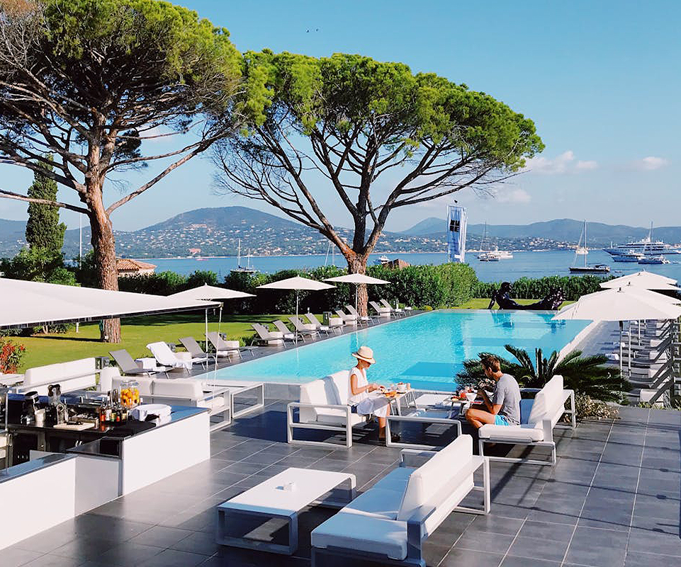 Readers relaxing by a hotel pool